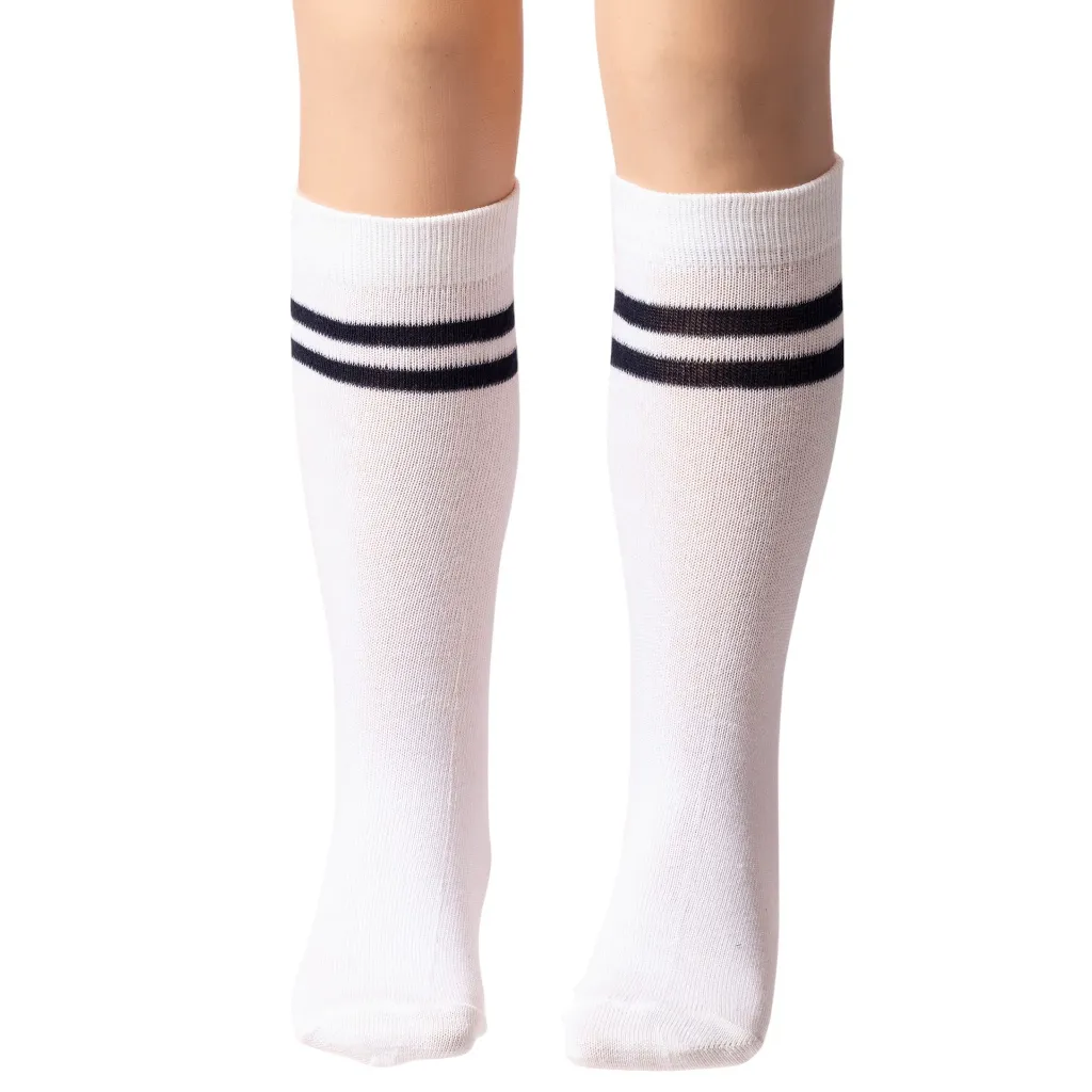 white-socks-girls-pis-4.webp